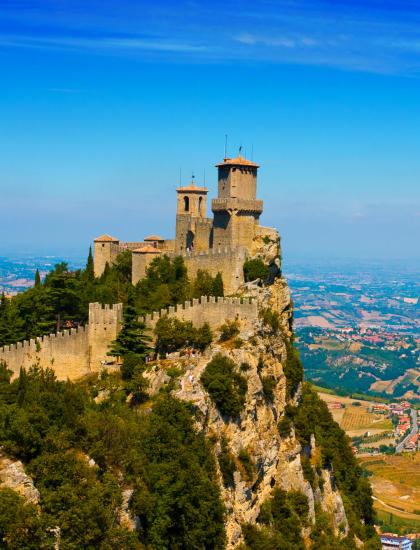 Castello su una scogliera con vista panoramica.