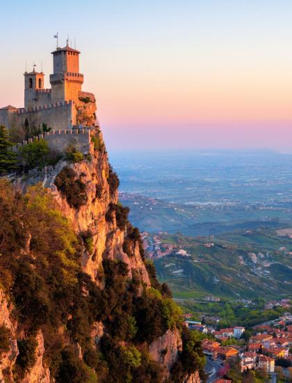 Castello su scogliera al tramonto, vista panoramica.