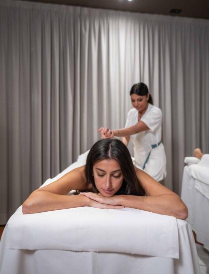 Donna riceve un massaggio rilassante in una spa elegante.