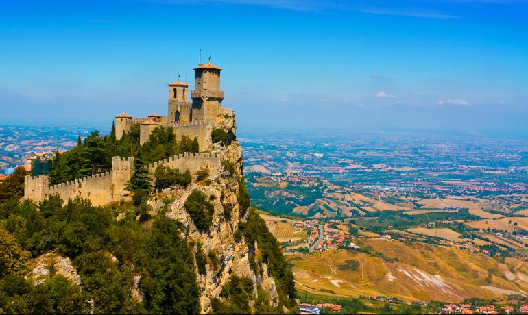 Castello su una scogliera con vista panoramica.
