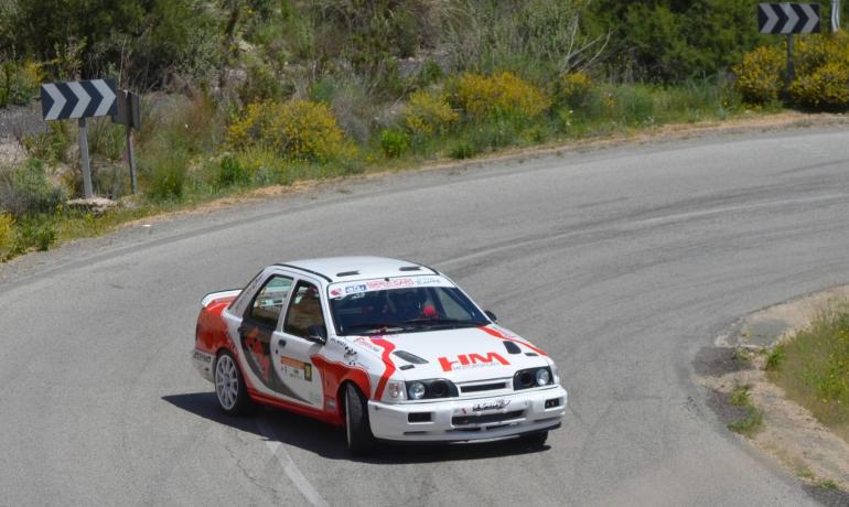 Auto da rally affronta una curva su strada di montagna.