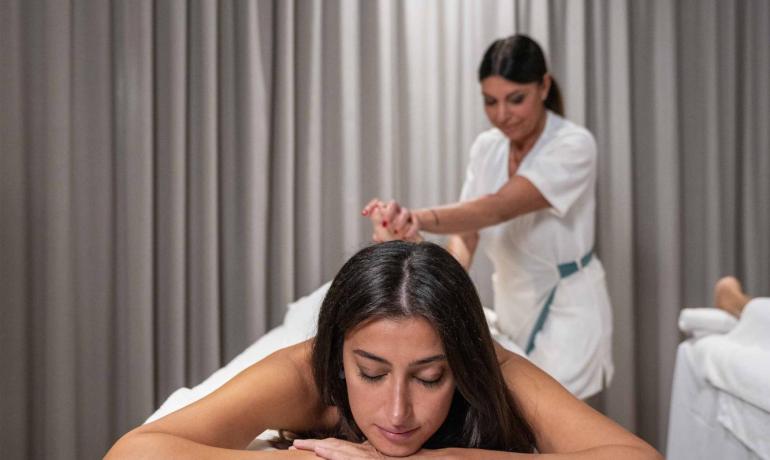 Donna riceve un massaggio rilassante in una spa elegante.